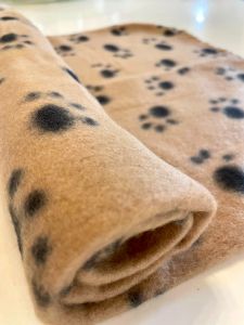Sleeping blanket | Fleece Blanket Beige With Black Pawns | 60 x 70 cm